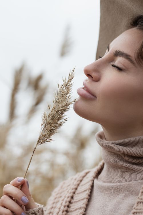 Frau mit Gras